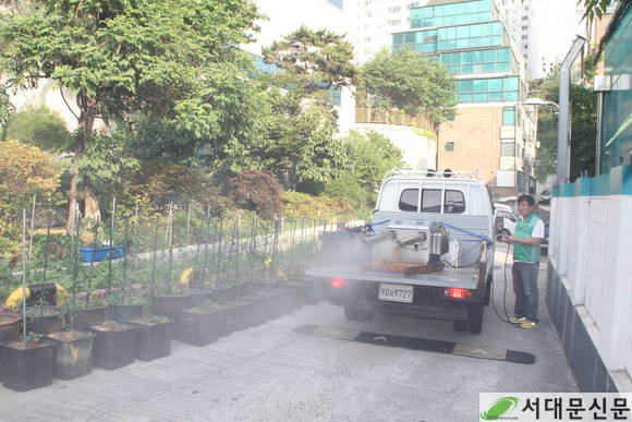 홍제2동 골목골목을 누비며 방역중인 방경언 지도자협의회장