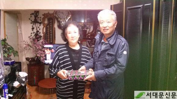 선물을 전달하는 최언열회장(우)