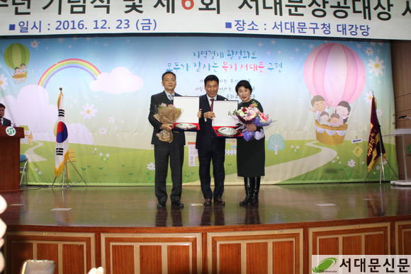 ▶ 상공대상 수상자들(좌)이선구대표, (중)김남전 상공회장 (우)최애영 대표