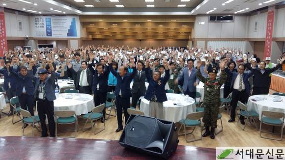 ▶구장회 회장의 선창으로 남북통일과 국군, 호국영웅들을 위해 만세3창을 외치는 호국용사들