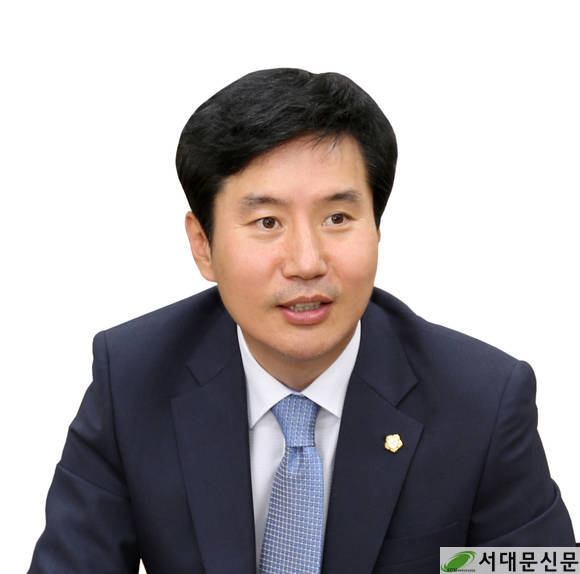 김 호 진 의장