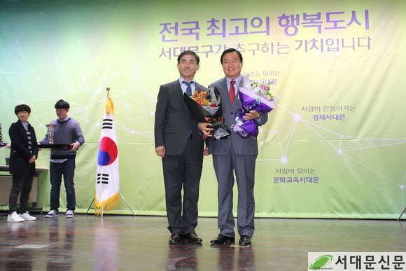 ▶ 자랑스런 체육인대상을 수상한 이기수 부의장(우)과 이동준 체육회장
