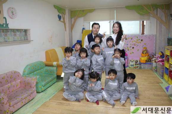 ▶미아방지옷을 입은 어린들과 함께한 박현진대표(우)와 김형태 팀장