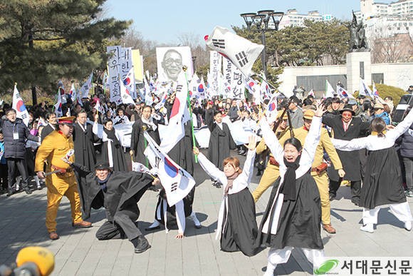 ▲서대문형무소 역사관 앞에서 3ㆍ1만세운동 재현모습