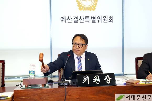 ▲추가경정예산안을 심의 의결하고 있는 이종석 예결위원장
